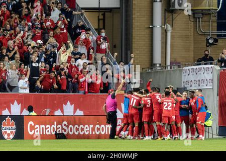 Toronto, Canada. 13 ottobre 2021. Toronto, Canada, 13 ottobre 2021: Il team Canada e i tifosi festeggiano dopo aver segnato un gol contro il Team Panama durante la CONCACACAF FIFA World Cup Qualifying 2022 al BMO Field di Toronto, Canada. Il Canada ha vinto la partita 4-1. Credit: Phamai Techaphan/Alamy Live News Foto Stock