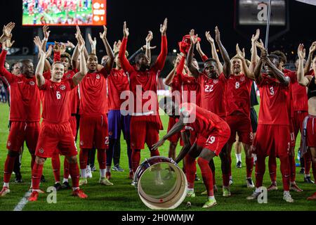 Toronto, Canada. 13 ottobre 2021. Toronto, Canada, 13 ottobre 2021: I giocatori della squadra Canada festeggiano dopo aver vinto la gara CONCACACAF FIFA World Cup Qualificando 2022 contro la squadra Panama al BMO Field di Toronto, Canada. Il Canada ha vinto la partita 4-1. Credit: Phamai Techaphan/Alamy Live News Foto Stock