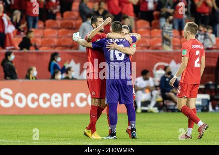 Toronto, Canada. 13 ottobre 2021. Toronto, Canada, 13 ottobre 2021: Maxime Crépeau (al centro), Steven Vitória (L) e Samuel Piette (R) del Team Canada festeggiano dopo aver vinto la gara di qualificazione CONCACACAF FIFA World Cup 2022 contro Panama al BMO Field di Toronto, Canada. Il Canada ha vinto la partita 4-1. Credit: Phamai Techaphan/Alamy Live News Foto Stock