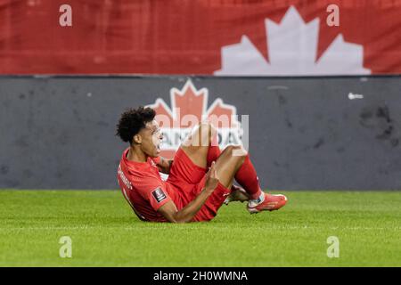 Toronto, Canada. 13 ottobre 2021. Toronto, Canada, 13 ottobre 2021: Tajon Buchanan del Team Canada cade sul campo dopo essere stato affrontato dal giocatore del Team Panama durante la gara CONCACAAF FIFA World Cup Qualificing 2022 al BMO Field di Toronto, Canada. Il Canada ha vinto la partita 4-1. Credit: Phamai Techaphan/Alamy Live News Foto Stock