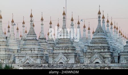 Stupida bianchi intorno a Sandamuni Sandamani o Sandar Mu Ni pagoda a Mandalay, Myanmar Foto Stock