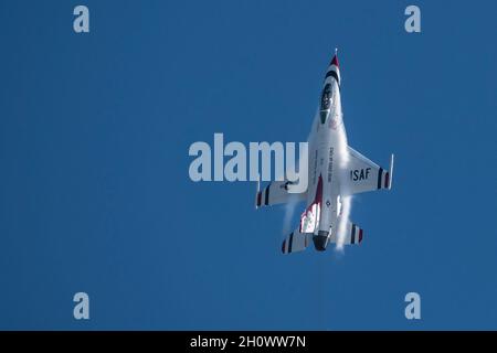 Major Michelle Curran, United States Air Force Air Demonstration Squadron "Thunderbirds", pilota solista, si spinge in una salita massima durante il Wings Over Houston Air Show a Houston, Texas, 8 ottobre 2021. Nei climi umidi, si formano tracce di vapore quando un oggetto solido si muove attraverso l'umidità nell'aria ad alta velocità. (STATI UNITI Air Force foto di staff Sgt. Andrew D. Sarver) Foto Stock