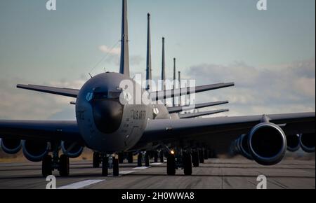 Una fila di 18 KC-135 Stratotankers si allineano sul flightline alla base dell'aeronautica di Fairchild, Washington, 29 settembre 2021. A seguito della formazione, 20 aerei sono decolli dalla flightline, che ha fornito l'opportunità di mostrare la prontezza degli equipaggi Fairchild e la flotta di aeromobili. (STATI UNITI Air Force foto di Senior Airman Ryan Gomez) Foto Stock