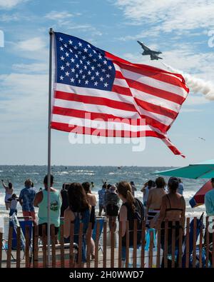 Major Michelle Curran, United States Air Force Air Demonstration Squadron 'Thunderbirds' pilota solista, esegue la manovra alpha durante il 'Atlantic City Airshow' a Atlantic City, New Jersey, 18 agosto 2021. Dal 1953, il team Thunderbirds è stato il primo squadrone dimostrativo aereo americano, incaricato della missione vitale di reclutare, mantenere e ispirare Airmen passati, presenti e futuri. (STATI UNITI Air Force Photo/SSgt Laurel Richards) Foto Stock