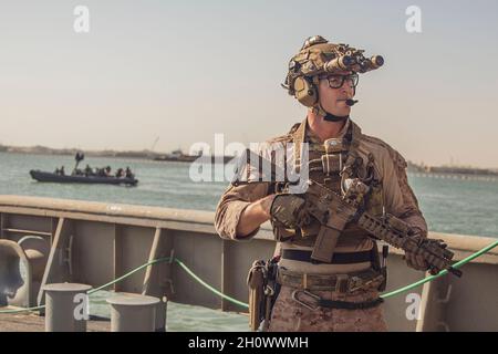 ATTIVITÀ DI SUPPORTO NAVALE BAHRAIN (SETTEMBRE 22, 2021) – Una Marina assegnata all'undicesima unità Marine Expeditionary (MEU), si imbarca sulla flotta Ocean Tug USNS Catawba (T-ATF 168) durante una visita, bordo, ricerca, e sequestro esercizio, settembre 22. L'undicesimo MEU è schierato nell'area della 5th Fleet degli Stati Uniti di operazioni a sostegno delle operazioni navali per garantire la stabilità e la sicurezza marittima nella regione centrale, collegando il Mediterraneo e il Pacifico attraverso l'Oceano Indiano occidentale e tre punti di arresto strategici. (STATI UNITI Corpo marino Foto di staff Sgt. Victor Mancilla) Foto Stock