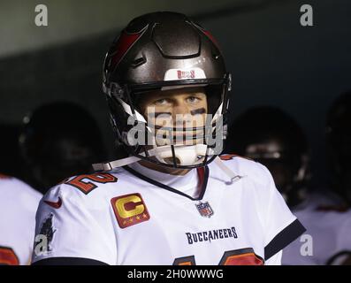 Philadelphia, Stati Uniti. 14 Ott 2021. Tampa Bay Buccaneers Tom Brady attende di prendere il campo prima della partita contro le Philadelphia Eagles nella settimana 6 della stagione NFL al Lincoln Financial Field di Philadelphia giovedì 14 ottobre 2021. Foto di John Angelillo/UPI Credit: UPI/Alamy Live News Foto Stock