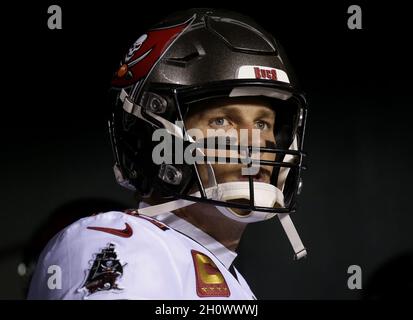 Philadelphia, Stati Uniti. 14 Ott 2021. Tampa Bay Buccaneers Tom Brady attende di prendere il campo prima della partita contro le Philadelphia Eagles nella settimana 6 della stagione NFL al Lincoln Financial Field di Philadelphia giovedì 14 ottobre 2021. Foto di John Angelillo/UPI Credit: UPI/Alamy Live News Foto Stock