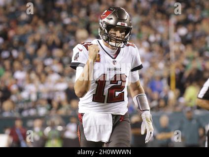 Philadelphia, Stati Uniti. 14 Ott 2021. Tampa Bay Buccaneers Tom Brady festeggia dopo che Leonard Fournette corre per un touchdown nel secondo trimestre contro le aquile di Philadelphia nella settimana 6 della stagione NFL al Lincoln Financial Field a Philadelphia giovedì 14 ottobre 2021. Foto di John Angelillo/UPI Credit: UPI/Alamy Live News Foto Stock