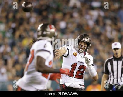 Philadelphia, Stati Uniti. 14 Ott 2021. Tampa Bay Buccaneers Tom Brady lancia un pass nel primo trimestre contro le Philadelphia Eagles nella settimana 6 della stagione NFL al Lincoln Financial Field di Philadelphia giovedì 14 ottobre 2021. Foto di John Angelillo/UPI Credit: UPI/Alamy Live News Foto Stock