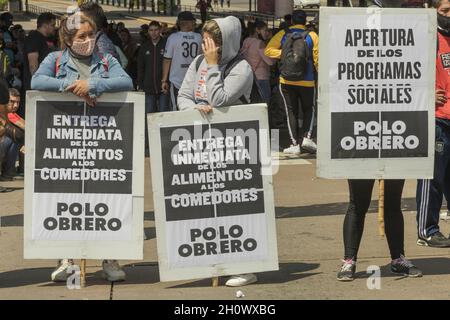 Ciudad de Buenos Aires, Argentina. 14 Ott 2021. I membri del Polo Obrero detengono cartelloni con gli slongans rivendicanti. (Foto di Esteban Osorio/Pacific Press) Credit: Pacific Press Media Production Corp./Alamy Live News Foto Stock