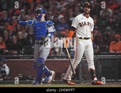 San Francisco, Stati Uniti. 14 Ott 2021. Il terzo baseman di San Francisco Giants Evan Longoria reagisce dopo essere stato chiamato su colpi nel 5 ° inning contro i Los Angeles Dodgers nel gioco cinque della MLB National League Division Series all'Oracle Park di San Francisco giovedì 14 ottobre 2021. Foto di Terry Schmitt/UPI. Credit: UPI/Alamy Live News Foto Stock