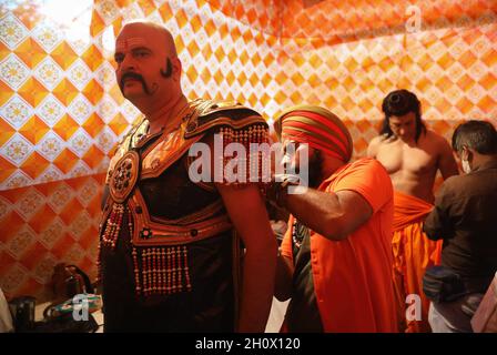 New Delhi, India. 14 Ott 2021. Il backstage di un artista si prepara per lo spettacolo, durante il festival. Spettacolo di Ramlila (Ramayana: Dramma sulla vita di Lord RAM) alla vigilia della festa indù delle celebrazioni di Dussehra, al lav Kush Ramlila. Credit: SOPA Images Limited/Alamy Live News Foto Stock