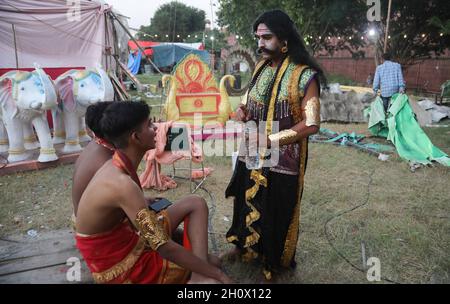 New Delhi, India. 14 Ott 2021. Artisti backstage prepararsi per lo spettacolo, durante il festival. Spettacolo di Ramlila (Ramayana: Dramma sulla vita di Lord RAM) alla vigilia della festa indù delle celebrazioni di Dussehra, al lav Kush Ramlila. Credit: SOPA Images Limited/Alamy Live News Foto Stock