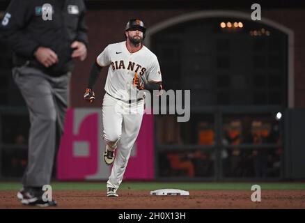 San Francisco, Stati Uniti. 14 Ott 2021. I San Francisco Giants hanno lasciato il fielder Darin Ruf arrotonda le basi dopo aver colpito una casa solista contro i Los Angeles Dodgers per legare il punteggio 1-1 nel sesto inning in gioco cinque della MLB National League Division Series presso Oracle Park a San Francisco giovedì 14 ottobre 2021. Foto di Terry Schmitt/UPI Credit: UPI/Alamy Live News Foto Stock