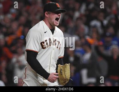 San Francisco, Stati Uniti. 14 Ott 2021. San Francisco Giants lanciando il lanciatore Logan Webb reagisce dopo aver scordato fuori Los Angeles Dodgers primo baseman Cody Bellinger a mettere fuori la parte nel 7 ° inning in gioco cinque della MLB National League Division Series presso Oracle Park a San Francisco Giovedi, 14 ottobre 2021. Foto di Terry Schmitt/UPI Credit: UPI/Alamy Live News Foto Stock