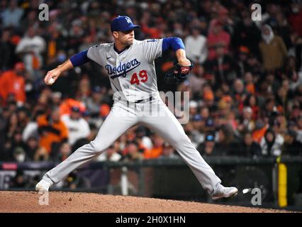 San Francisco, Stati Uniti. 14 Ott 2021. Il lanciatore Blake Treinen di sollievo dei Dodgers di Los Angeles lancia il 7° inning in partita 5 della MLB National League Division Series contro i San Francisco Giants all'Oracle Park di San Francisco giovedì 14 ottobre 2021. Foto di Terry Schmitt/UPI Credit: UPI/Alamy Live News Foto Stock