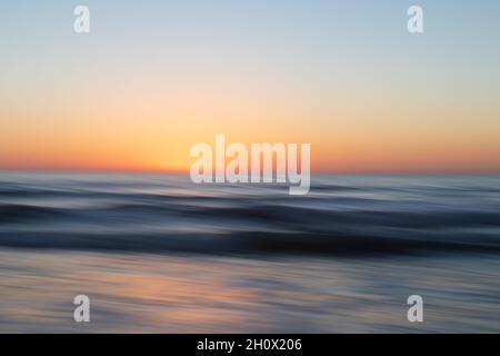 14 ottobre 2021: Il tramonto e la luna a la Jolla da Torrey Pines state Beach a San Diego, California, Giovedì 14 ottobre 2021 (Credit Image: © Rishi DekaZUMA Press Wire) Credit: ZUMA Press, Inc./Alamy Live News Foto Stock