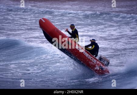 SURF BARCA GONFIABILE DUCKIE IN GOMMA SALVAVITA DURANTE L'ALLENAMENTO. NUOVO GALLES DEL SUD, AUSTRALIA. Foto Stock