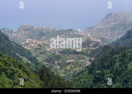 Paesaggio con Maderia villaggio, montagne e oceano. Isola di Madeira, Portogallo Foto Stock