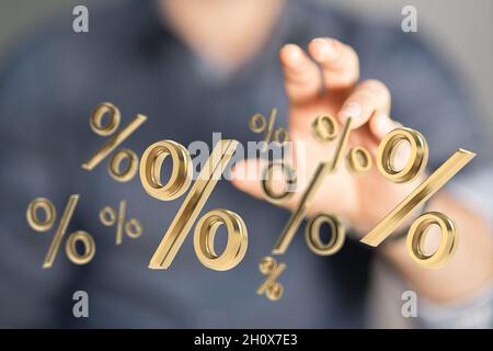 Persona che presenta la proiezione virtuale dei segni di percentuale - vendita o concetto di sconto Foto Stock