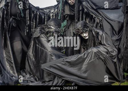 Estinzione i "ribelli neri" silenziosi della ribellione si pongono in silenzio durante la manifestazione.il quarto giorno di attività climatiche, i manifestanti della ribellione di estinzione hanno tenuto una marcia silenziosa per commemorare le vittime della crisi climatica. Centocinquanta ribelli di ribellione d'estinzione vestiti per lo più di nero, camminarono in silenzio per le strade dell'Aia in una marcia di quattro chilometri. Hanno portato cartelli che sottolineano le vittime delle condizioni atmosferiche estreme durante l'anno scorso. A guidare la protesta silenziosa sono stati i "ribelli neri", hanno scortato la processione funebre dal Malieveld, a breve distanza Foto Stock