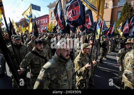 Kiev, Ucraina. 14 Ott 2021. I veterani ucraini dell'esercito partecipano alla marcia della nazione alla Giornata del difensore dell'Ucraina e all'anniversario dell'esercito insurgente ucraino (UPA). L'esercito insurgente ucraino combatté per l'indipendenza dell'Ucraina contro l'esercito rosso sovietico e i nazisti durante il WW II. Dal 2021, il 14 ottobre, anche gli ucraini hanno segnato questa giornata come la Giornata dei difensori dell'Ucraina. Credit: SOPA Images Limited/Alamy Live News Foto Stock