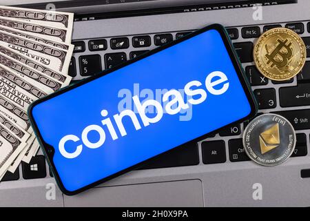 Coinbase, è una società americana che gestisce una piattaforma di scambio criptovaluta. Logo Coinbase sullo schermo dello smartphone. Foto Stock