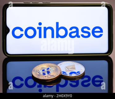 Coinbase, è una società americana che gestisce una piattaforma di scambio criptovaluta. Moneta Ethereum e Bitcoin sullo sfondo del logo della base coinbasica. Foto Stock