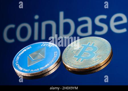 Coinbase, è una società americana che gestisce una piattaforma di scambio criptovaluta. Moneta Ethereum e Bitcoin sullo sfondo del logo della base coinbasica. Foto Stock