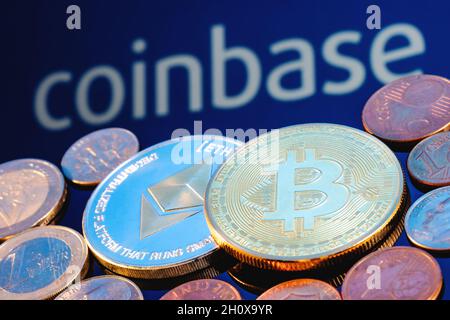 Ethereum, Bitcoin e diverse valute sullo sfondo dell'iscrizione coinbase. Foto Stock