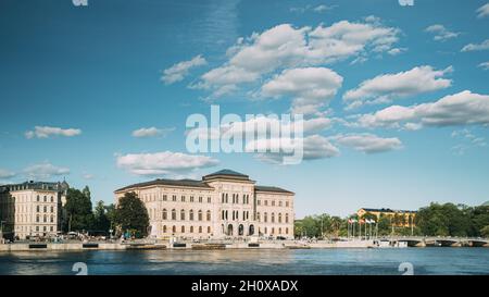 Stoccolma, Svezia. Museo Nazionale di Belle Arti è la Galleria Nazionale di Svezia. Barche da diporto turistiche galleggianti vicino al Nationalmuseum a Sunny Foto Stock