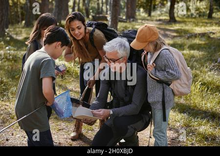 Famiglia insieme in foresta Foto Stock