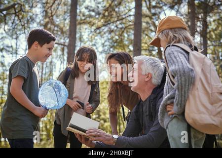 Famiglia insieme in foresta Foto Stock