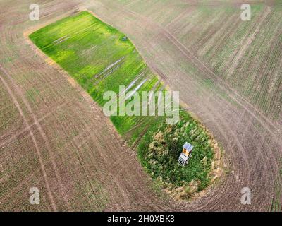 Un posto di cacciatore dall'aria in un campo Foto Stock
