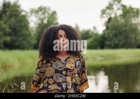 Ritratto di giovane donna sul lago Foto Stock