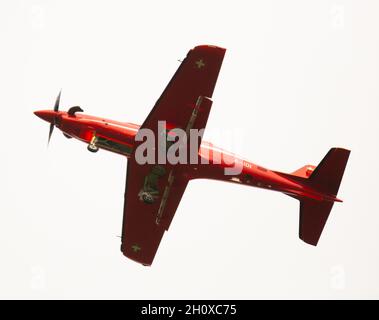 Addestratore singolo del motore Pilatus PC-21 durante l'atterraggio all'aeroporto di Emmen Foto Stock