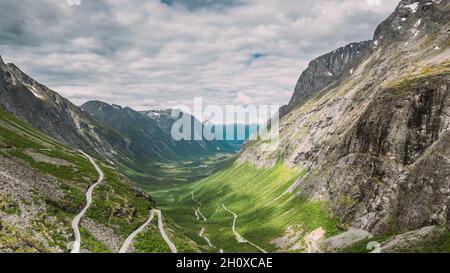 Trollstigen, Andalsnes, Norvegia. Auto va in montagna a serpentina Trollstigen su strada. Norvegese famoso punto di riferimento e meta popolare. La contea norvegese Foto Stock