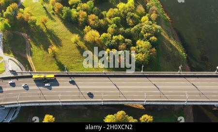 Mahiliou, Bielorussia. Veduta aerea del Ponte sul fiume Dnieper a Mogilev. Vista aerea dello skyline in autunno. Vista dall'alto Foto Stock