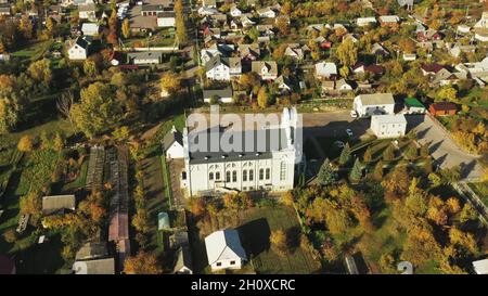 Kobryn, regione di Brest, Bielorussia. Skyline della città in autunno Sunny Day. Vista dall'alto della Chiesa di Kobrin dei cristiani evangelici-Battisti Foto Stock