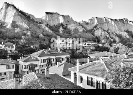 Melnik - la città più piccola della Bulgaria, abbracciato dal tipico per la zona rocciosa. Bellissimo paesaggio della piccola città da un punto di vista alto. Foto Stock