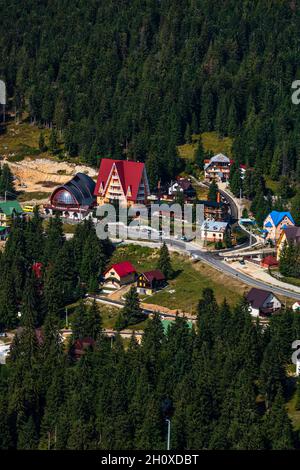 BUCHARE, ROMANIA - Sep 01, 2021: Una vista verticale dall'alto di una località di montagna Vartop a Bihor, Romania, 2021 Foto Stock