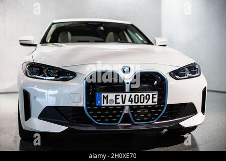 Garching, Germania. 29 settembre 2021. La BMW i4 è vista durante un evento stampa BMW sulla BMW i4. Credit: Matthias Balk/dpa/Alamy Live News Foto Stock