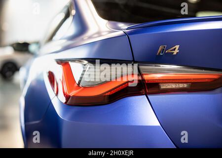 Garching, Germania. 29 settembre 2021. Il logo 'i4' è visto sul retro di una BMW i4 durante un evento stampa BMW. Credit: Matthias Balk/dpa/Alamy Live News Foto Stock