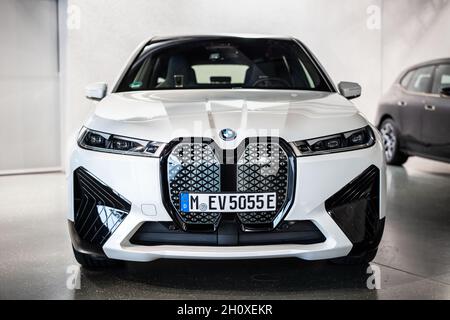 Garching, Germania. 29 settembre 2021. Una BMW iX è visto durante un evento stampa BMW. Credit: Matthias Balk/dpa/Alamy Live News Foto Stock