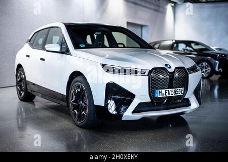 Garching, Germania. 29 settembre 2021. Una BMW iX è visto durante un evento stampa BMW. Credit: Matthias Balk/dpa/Alamy Live News Foto Stock