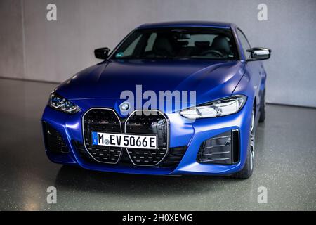 Garching, Germania. 29 settembre 2021. La BMW i4 è vista durante un evento stampa BMW sulla BMW i4. Credit: Matthias Balk/dpa/Alamy Live News Foto Stock