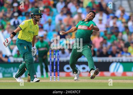 Londra, Regno Unito. 2 giugno 2019. Il giocatore di cricket del Bangladesh Mohammad Saifuddin (a destra) visto in azione durante la quinta partita della ICC (International Cricket Council) Cricket World Cup tra il Bangladesh e il Sudafrica al campo di cricket ovale nel Regno Unito.il Bangladesh ha vinto da 21 corse. (Foto di MD Manik/SOPA Images/Sipa USA) Credit: Sipa USA/Alamy Live News Foto Stock