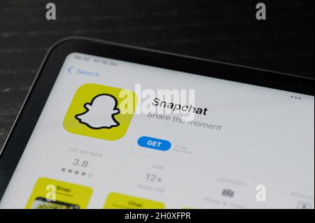New york, USA - Ottobre 15 2021: Installa l'app snapchat su smartphonescreening view Foto Stock