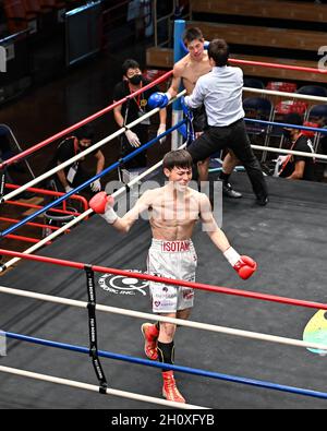 Tokyo, Giappone. 14 Ott 2021. Taishin Isotani, Akimitsu Haga Boxing : 68.5kg peso di bout al Korakuen Hall di Tokyo, Giappone . Credit: Hiroaki Finito Yamaguchi/AFLO/Alamy Live News Foto Stock