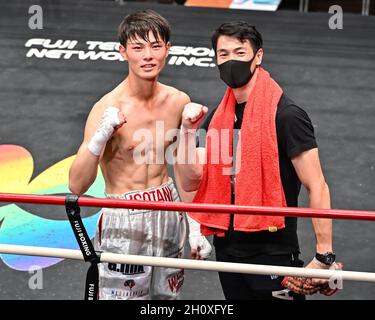 Tokyo, Giappone. 14 Ott 2021. Taishin Isotani, Kazuhiro Isotani Boxing : 68,5kg peso bout al Korakuen Hall di Tokyo, Giappone . Credit: Hiroaki Finito Yamaguchi/AFLO/Alamy Live News Foto Stock